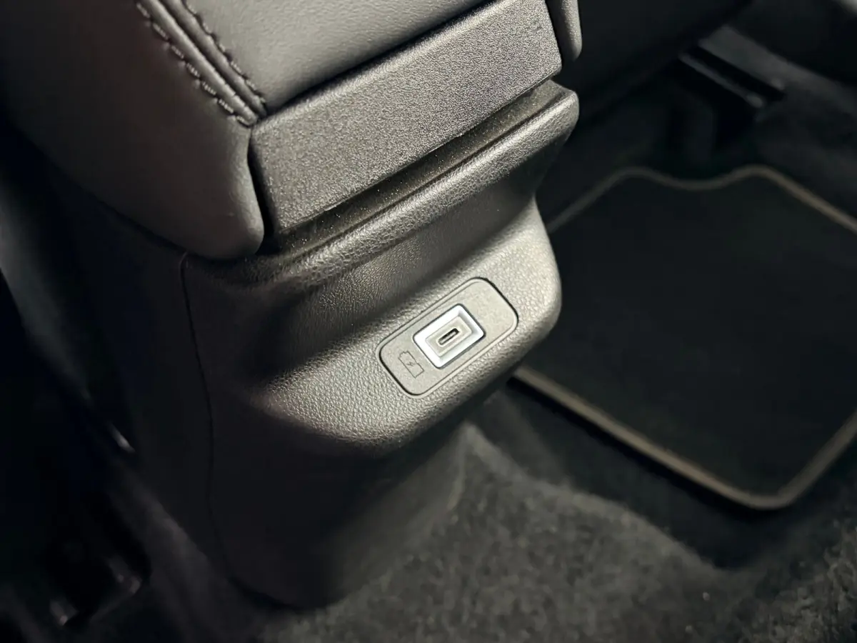 Summit 54 kWh 156 PK | ADAPTIEVE CRUISE CONTROL| SFEERVERLICHTING| DODEHOEK DETECTIE| DRAADLOZE TELEFOONLADER| JEEP PERFORMANCE LED| CAMERA + PARKEERSENSOREN| APPLE CARPLAY/ANDROID AUTO| EER