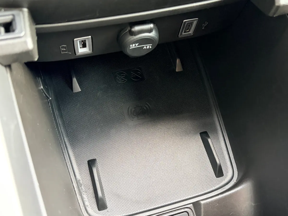 Summit 54 kWh 156 PK | ADAPTIEVE CRUISE CONTROL| SFEERVERLICHTING| DODEHOEK DETECTIE| DRAADLOZE TELEFOONLADER| JEEP PERFORMANCE LED| CAMERA + PARKEERSENSOREN| APPLE CARPLAY/ANDROID AUTO| EER