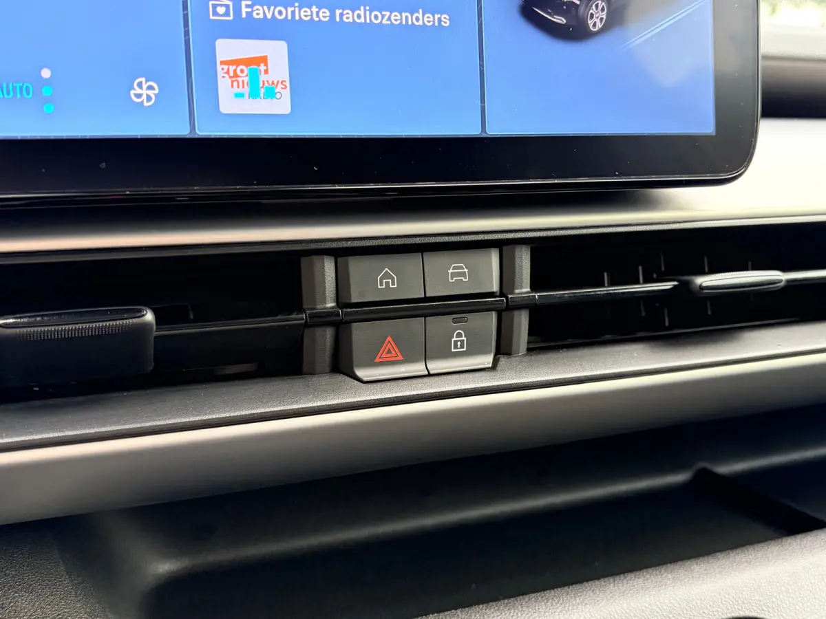 Summit 54 kWh 156 PK | ADAPTIEVE CRUISE CONTROL| SFEERVERLICHTING| DODEHOEK DETECTIE| DRAADLOZE TELEFOONLADER| JEEP PERFORMANCE LED| CAMERA + PARKEERSENSOREN| APPLE CARPLAY/ANDROID AUTO| EER