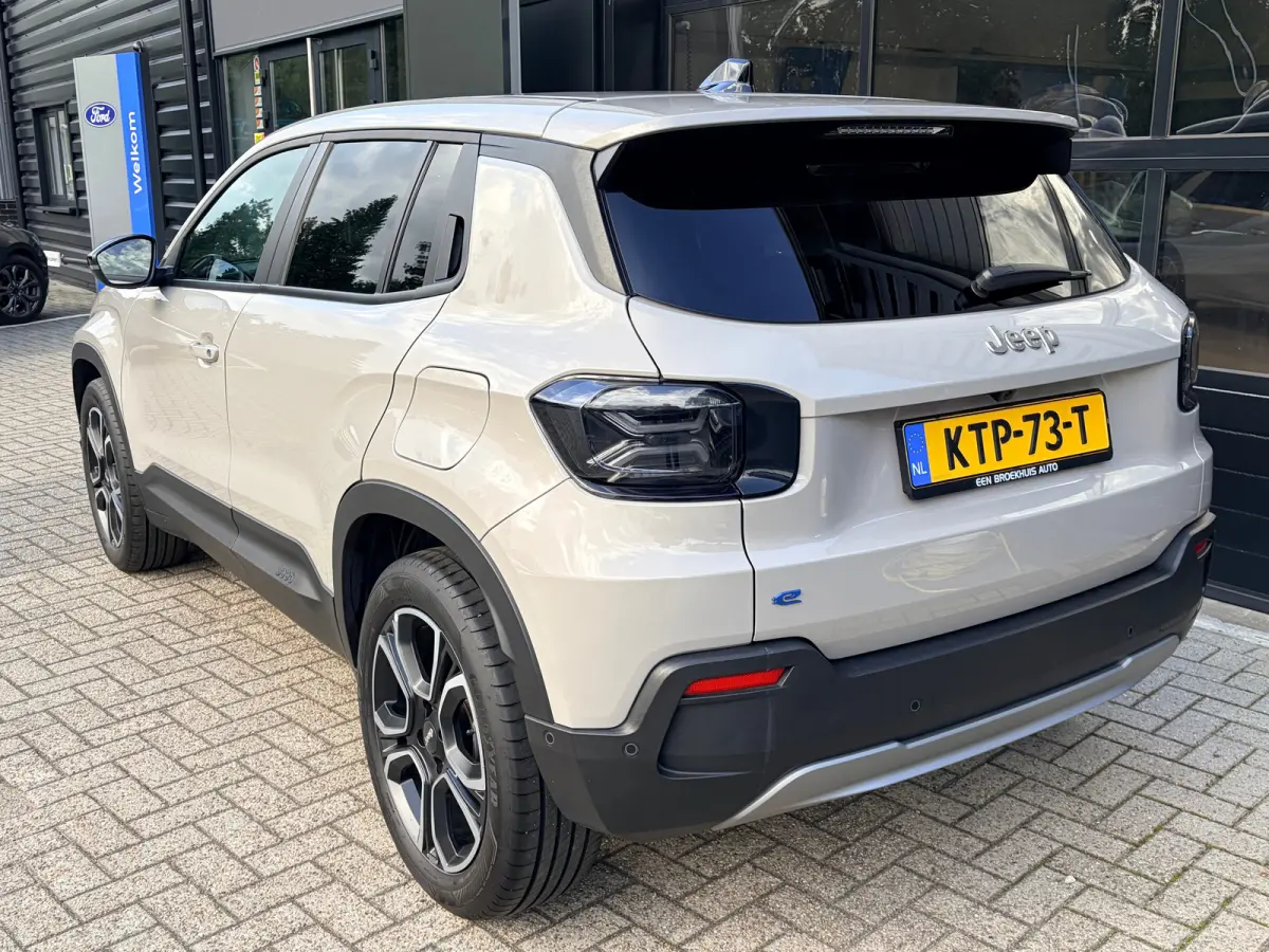 Summit 54 kWh 156 PK | ADAPTIEVE CRUISE CONTROL| SFEERVERLICHTING| DODEHOEK DETECTIE| DRAADLOZE TELEFOONLADER| JEEP PERFORMANCE LED| CAMERA + PARKEERSENSOREN| APPLE CARPLAY/ANDROID AUTO| EER
