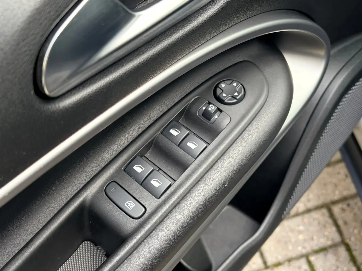 Summit 54 kWh 156 PK | ADAPTIEVE CRUISE CONTROL| SFEERVERLICHTING| DODEHOEK DETECTIE| DRAADLOZE TELEFOONLADER| JEEP PERFORMANCE LED| CAMERA + PARKEERSENSOREN| APPLE CARPLAY/ANDROID AUTO| EER