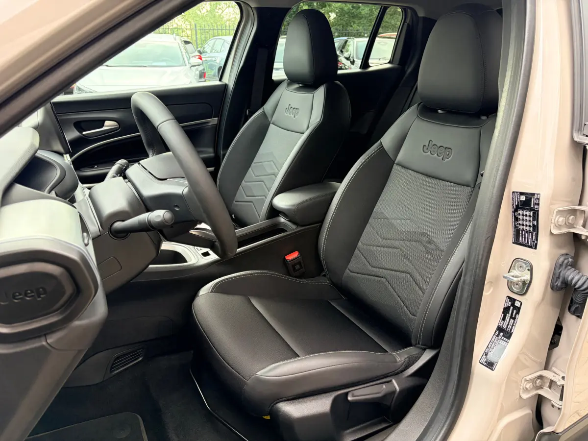 Summit 54 kWh 156 PK | ADAPTIEVE CRUISE CONTROL| SFEERVERLICHTING| DODEHOEK DETECTIE| DRAADLOZE TELEFOONLADER| JEEP PERFORMANCE LED| CAMERA + PARKEERSENSOREN| APPLE CARPLAY/ANDROID AUTO| EER