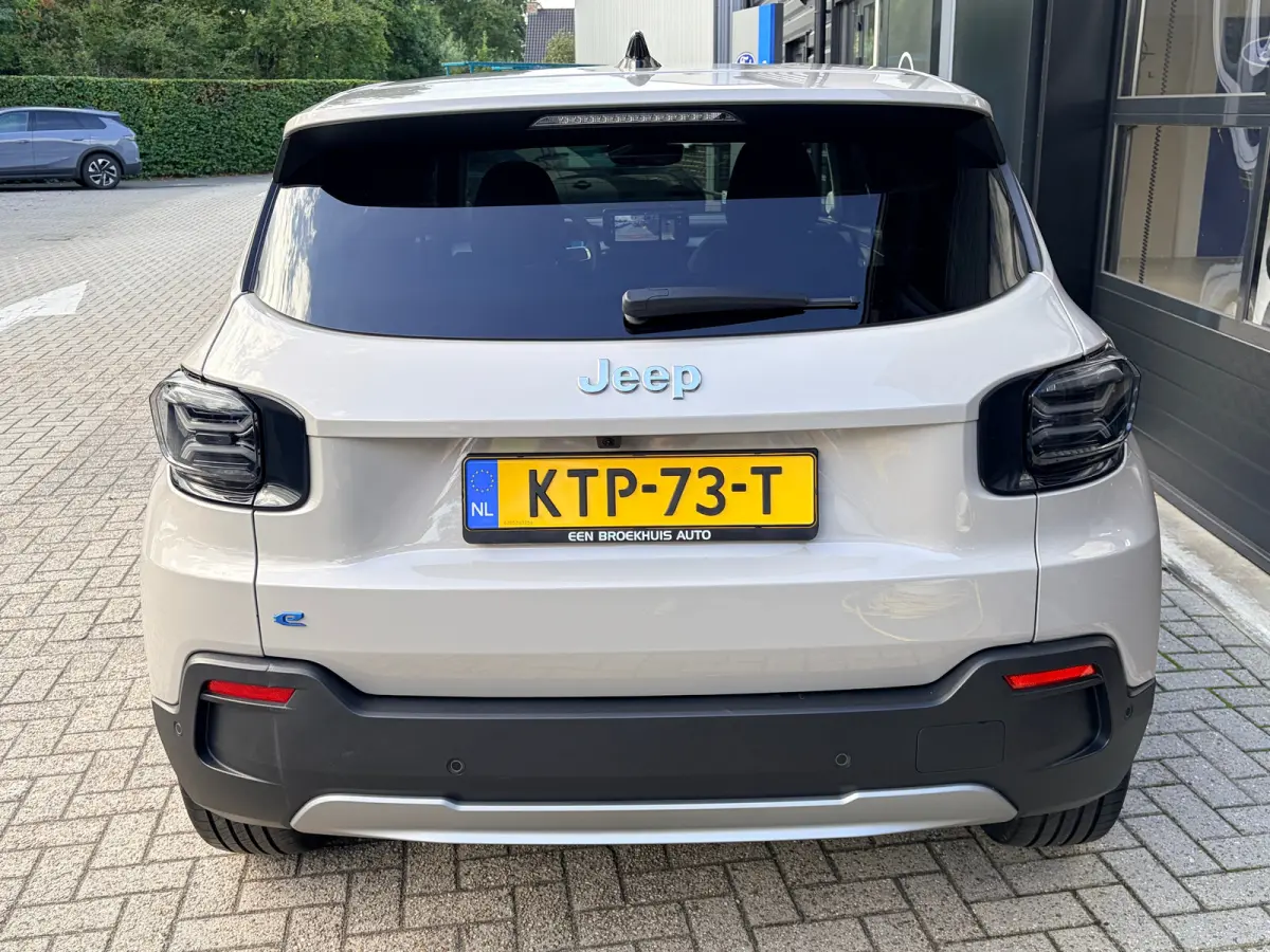 Summit 54 kWh 156 PK | ADAPTIEVE CRUISE CONTROL| SFEERVERLICHTING| DODEHOEK DETECTIE| DRAADLOZE TELEFOONLADER| JEEP PERFORMANCE LED| CAMERA + PARKEERSENSOREN| APPLE CARPLAY/ANDROID AUTO| EER