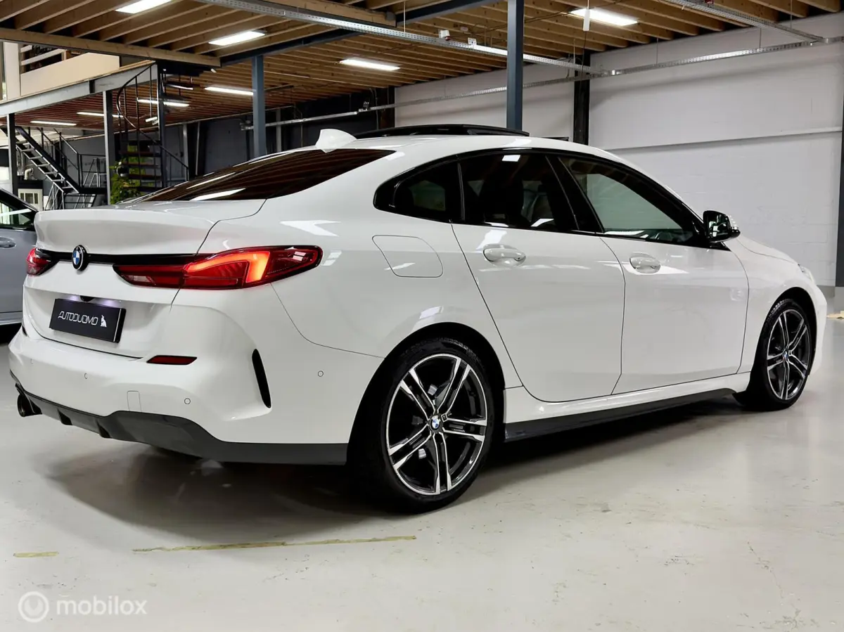 218i M Sport | Pano | HUD | Shadowline | 18" M Velgen | Live Cockpit Pro | Stoelverwarming | Camera | Driving Assist