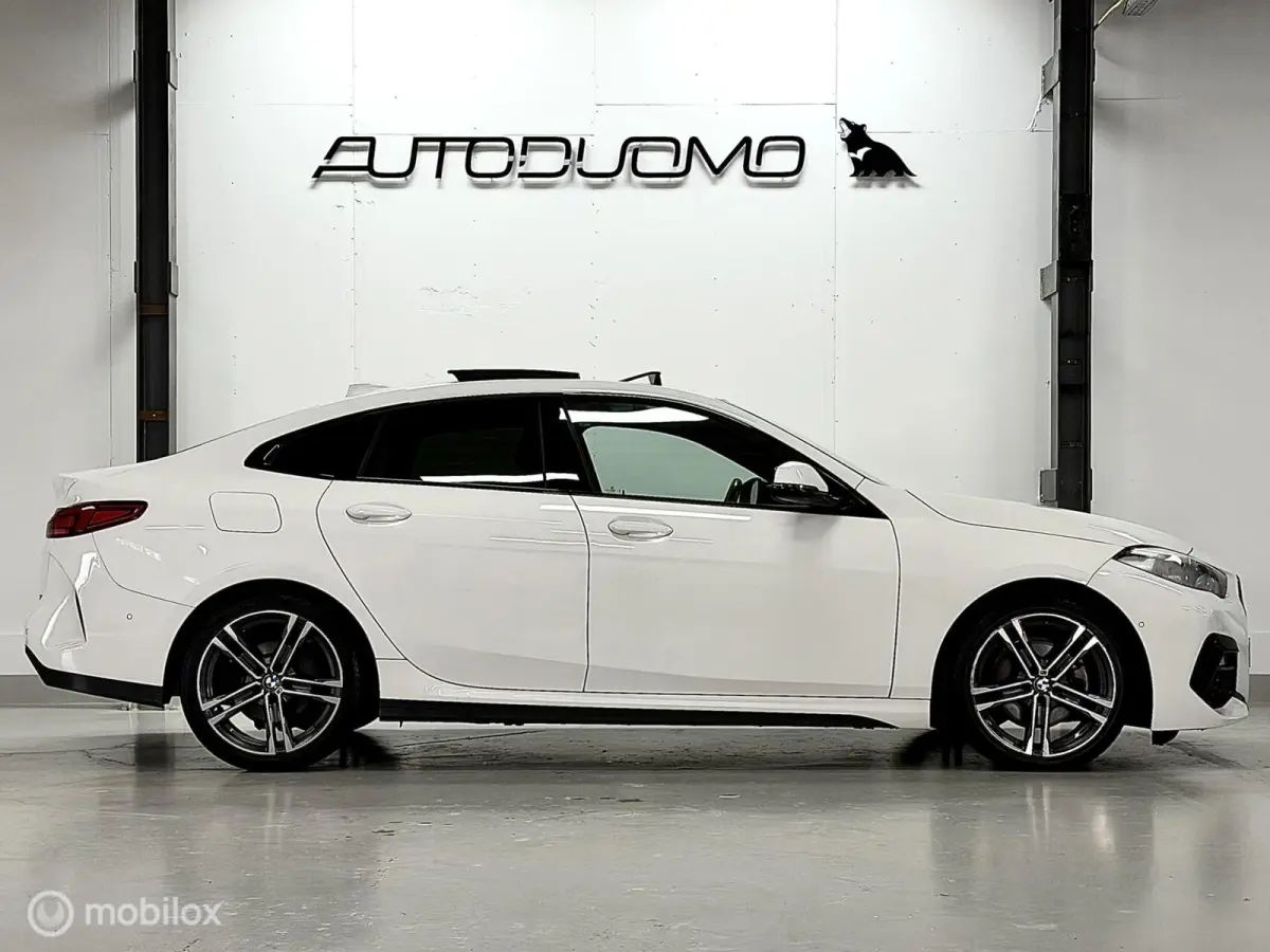 218i M Sport | Pano | HUD | Shadowline | 18" M Velgen | Live Cockpit Pro | Stoelverwarming | Camera | Driving Assist