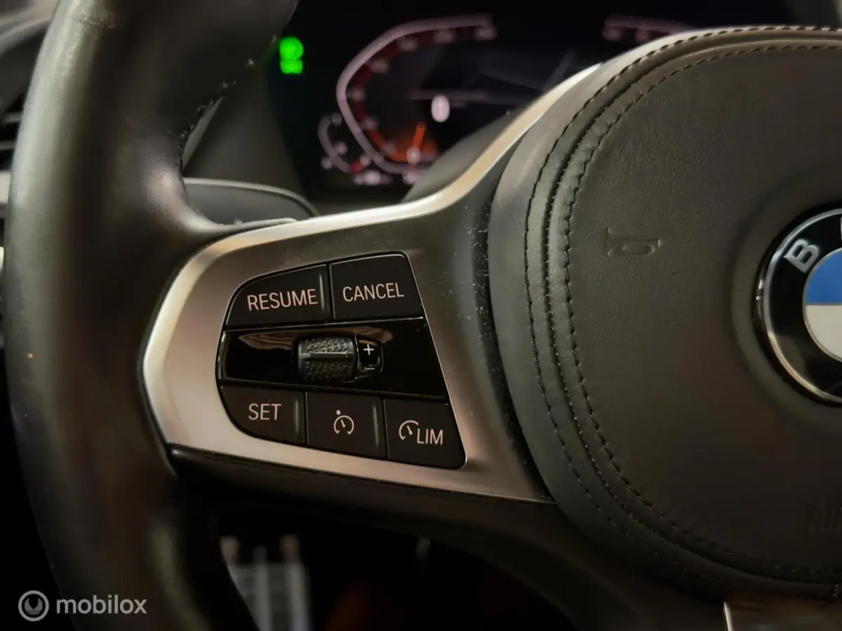 218i M Sport | Pano | HUD | Shadowline | 18" M Velgen | Live Cockpit Pro | Stoelverwarming | Camera | Driving Assist