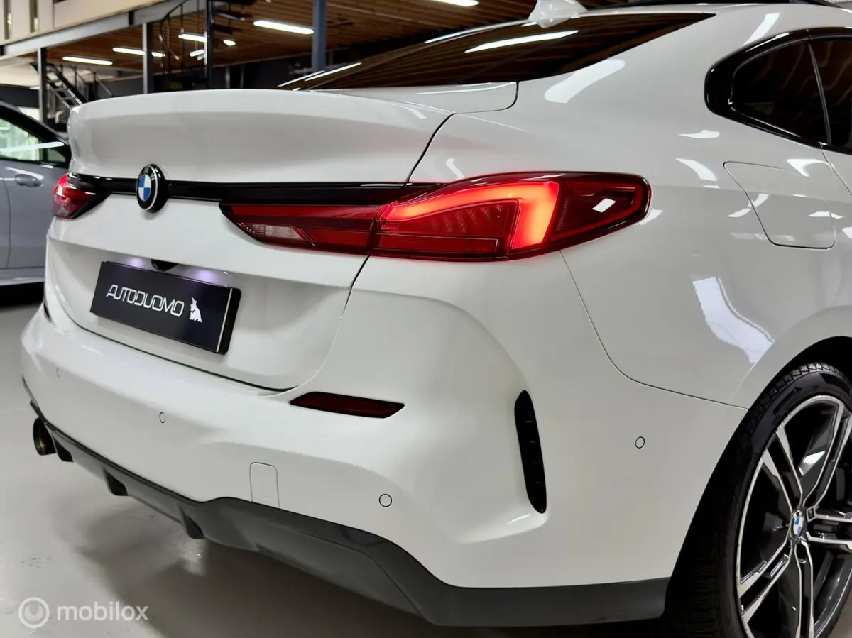 218i M Sport | Pano | HUD | Shadowline | 18" M Velgen | Live Cockpit Pro | Stoelverwarming | Camera | Driving Assist