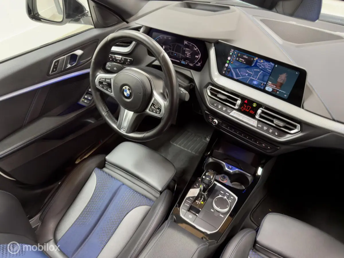 218i M Sport | Pano | HUD | Shadowline | 18" M Velgen | Live Cockpit Pro | Stoelverwarming | Camera | Driving Assist