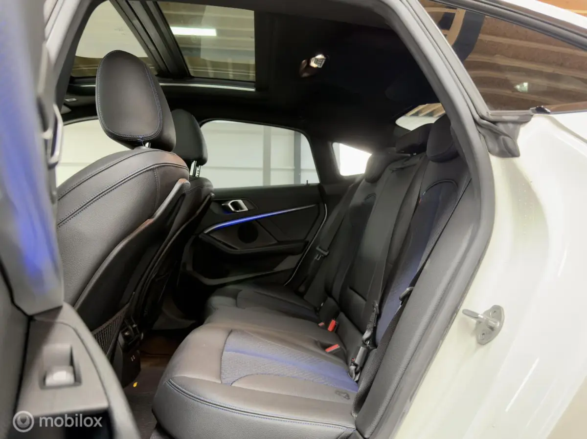 218i M Sport | Pano | HUD | Shadowline | 18" M Velgen | Live Cockpit Pro | Stoelverwarming | Camera | Driving Assist