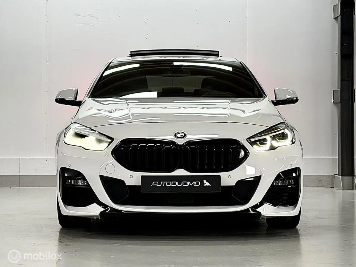 218i M Sport | Pano | HUD | Shadowline | 18" M Velgen | Live Cockpit Pro | Stoelverwarming | Camera | Driving Assist