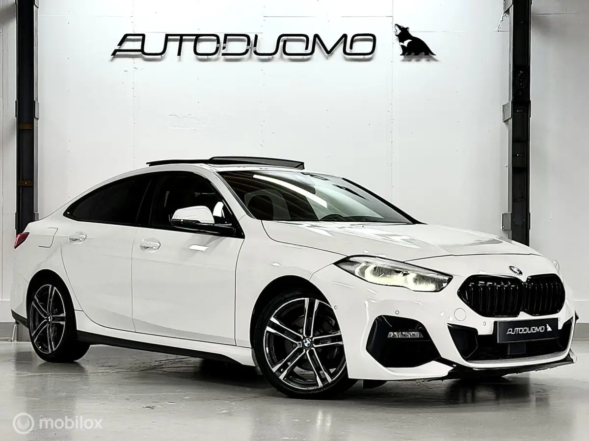 218i M Sport | Pano | HUD | Shadowline | 18" M Velgen | Live Cockpit Pro | Stoelverwarming | Camera | Driving Assist