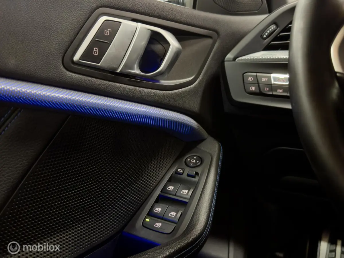 218i M Sport | Pano | HUD | Shadowline | 18" M Velgen | Live Cockpit Pro | Stoelverwarming | Camera | Driving Assist