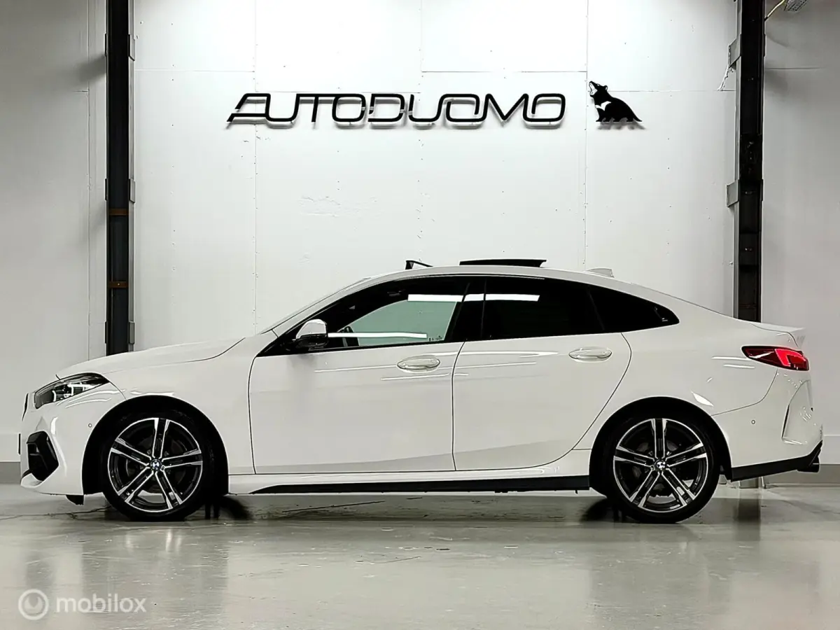 218i M Sport | Pano | HUD | Shadowline | 18" M Velgen | Live Cockpit Pro | Stoelverwarming | Camera | Driving Assist