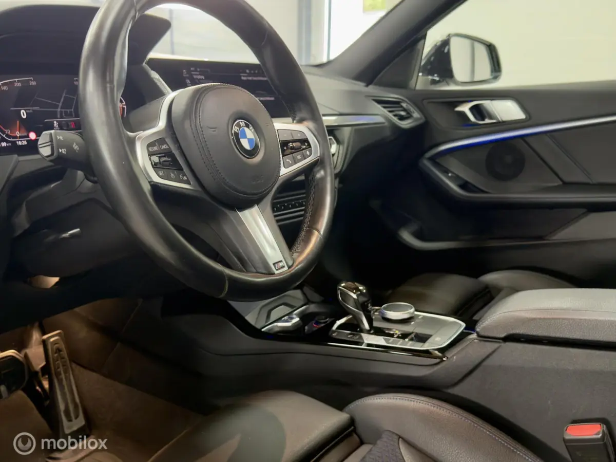 218i M Sport | Pano | HUD | Shadowline | 18" M Velgen | Live Cockpit Pro | Stoelverwarming | Camera | Driving Assist