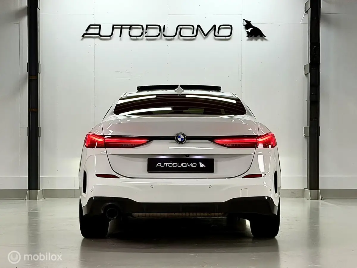 218i M Sport | Pano | HUD | Shadowline | 18" M Velgen | Live Cockpit Pro | Stoelverwarming | Camera | Driving Assist