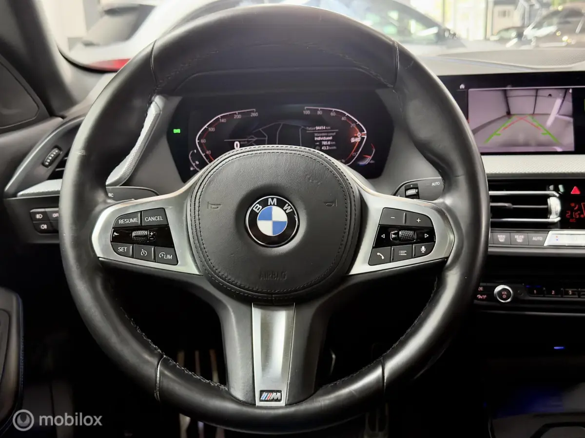 218i M Sport | Pano | HUD | Shadowline | 18" M Velgen | Live Cockpit Pro | Stoelverwarming | Camera | Driving Assist