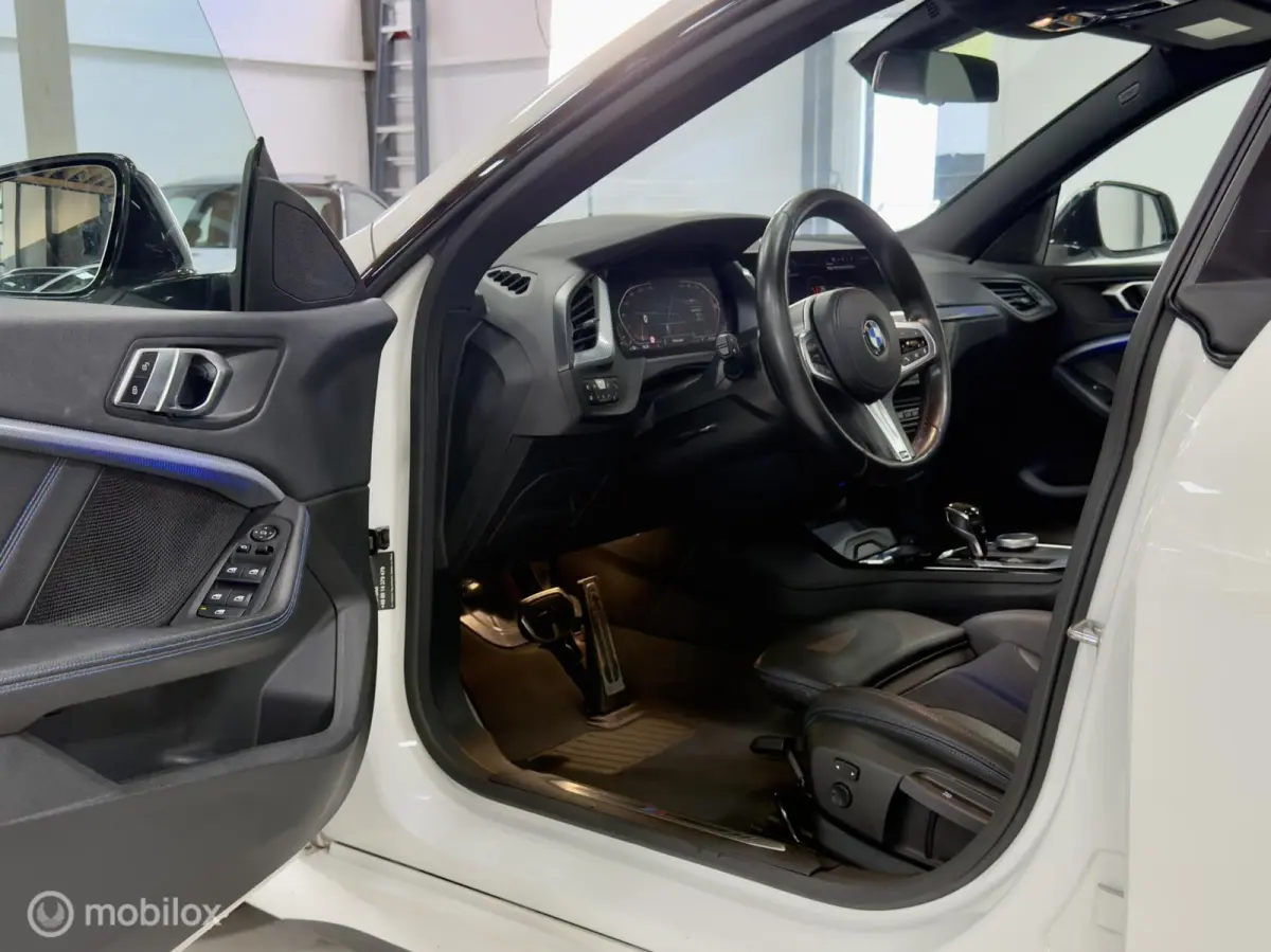 218i M Sport | Pano | HUD | Shadowline | 18" M Velgen | Live Cockpit Pro | Stoelverwarming | Camera | Driving Assist
