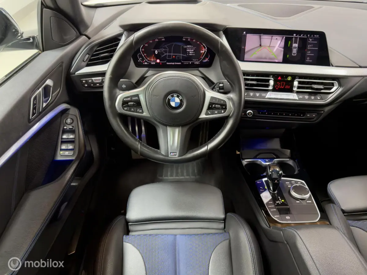 218i M Sport | Pano | HUD | Shadowline | 18" M Velgen | Live Cockpit Pro | Stoelverwarming | Camera | Driving Assist