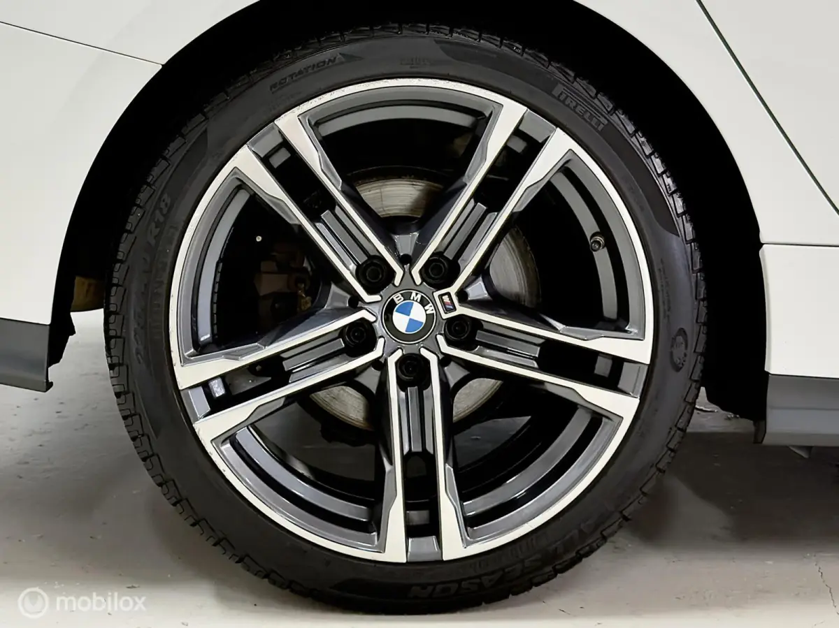 218i M Sport | Pano | HUD | Shadowline | 18" M Velgen | Live Cockpit Pro | Stoelverwarming | Camera | Driving Assist