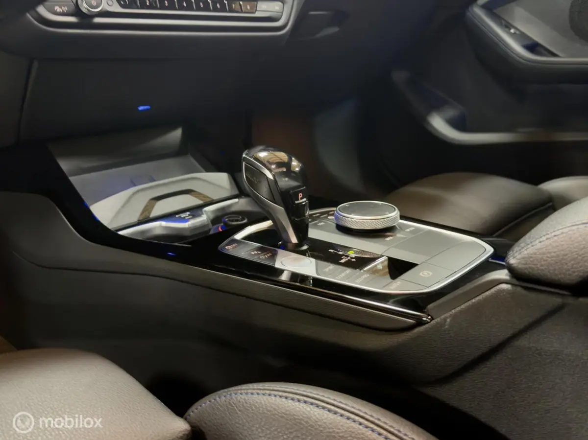 218i M Sport | Pano | HUD | Shadowline | 18" M Velgen | Live Cockpit Pro | Stoelverwarming | Camera | Driving Assist