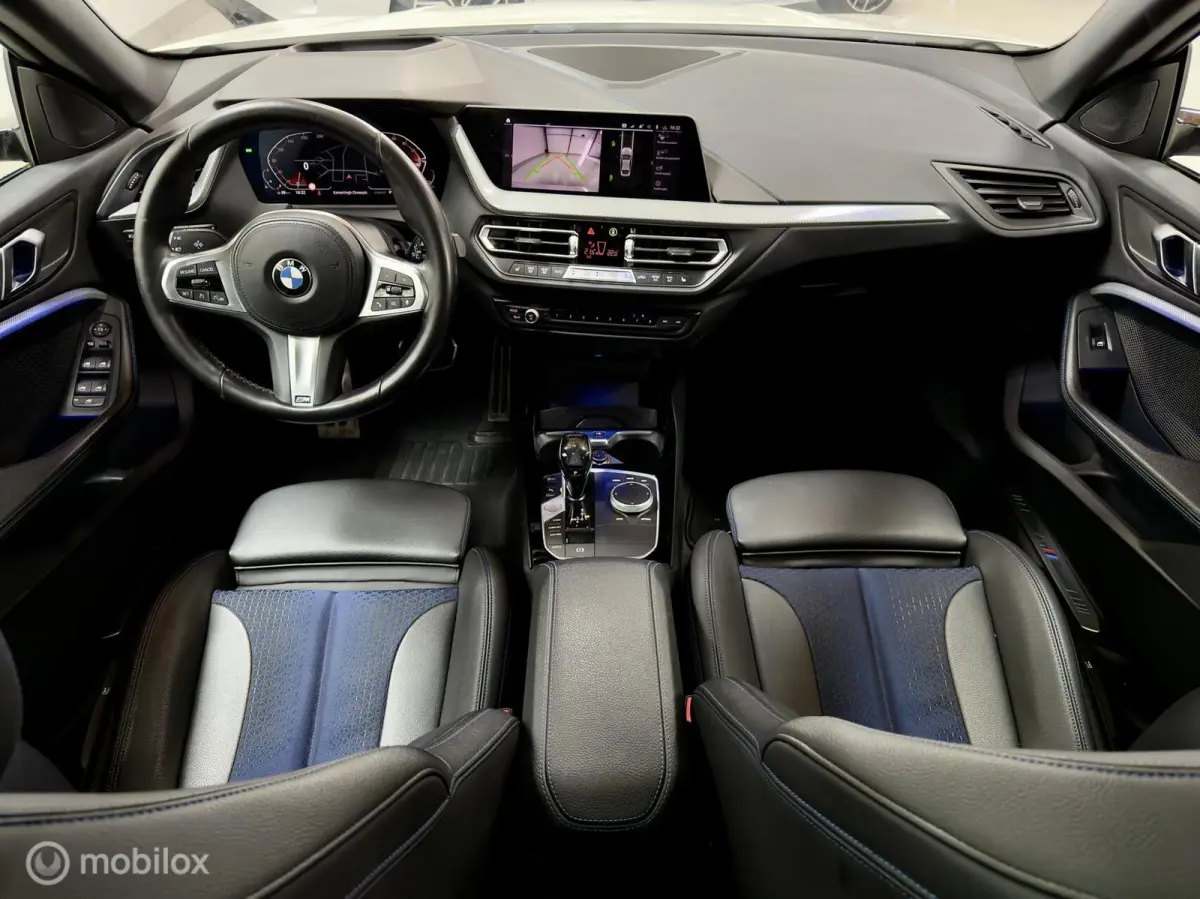 218i M Sport | Pano | HUD | Shadowline | 18" M Velgen | Live Cockpit Pro | Stoelverwarming | Camera | Driving Assist