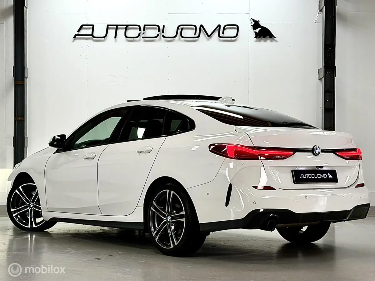 218i M Sport | Pano | HUD | Shadowline | 18" M Velgen | Live Cockpit Pro | Stoelverwarming | Camera | Driving Assist
