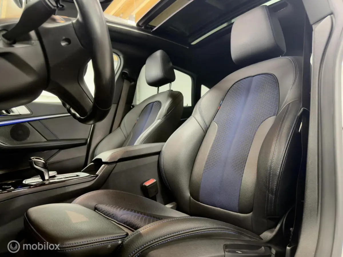 218i M Sport | Pano | HUD | Shadowline | 18" M Velgen | Live Cockpit Pro | Stoelverwarming | Camera | Driving Assist
