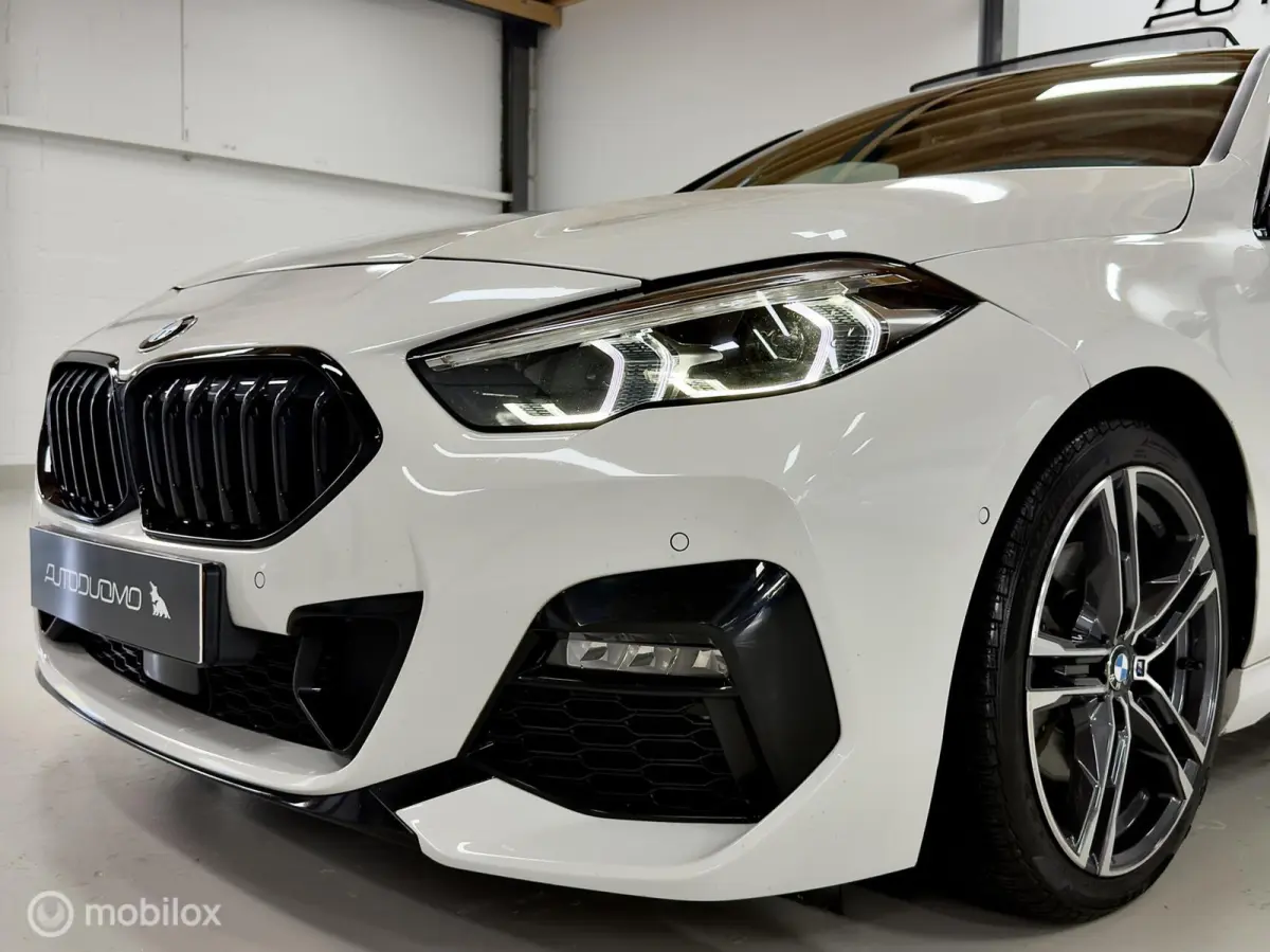 218i M Sport | Pano | HUD | Shadowline | 18" M Velgen | Live Cockpit Pro | Stoelverwarming | Camera | Driving Assist