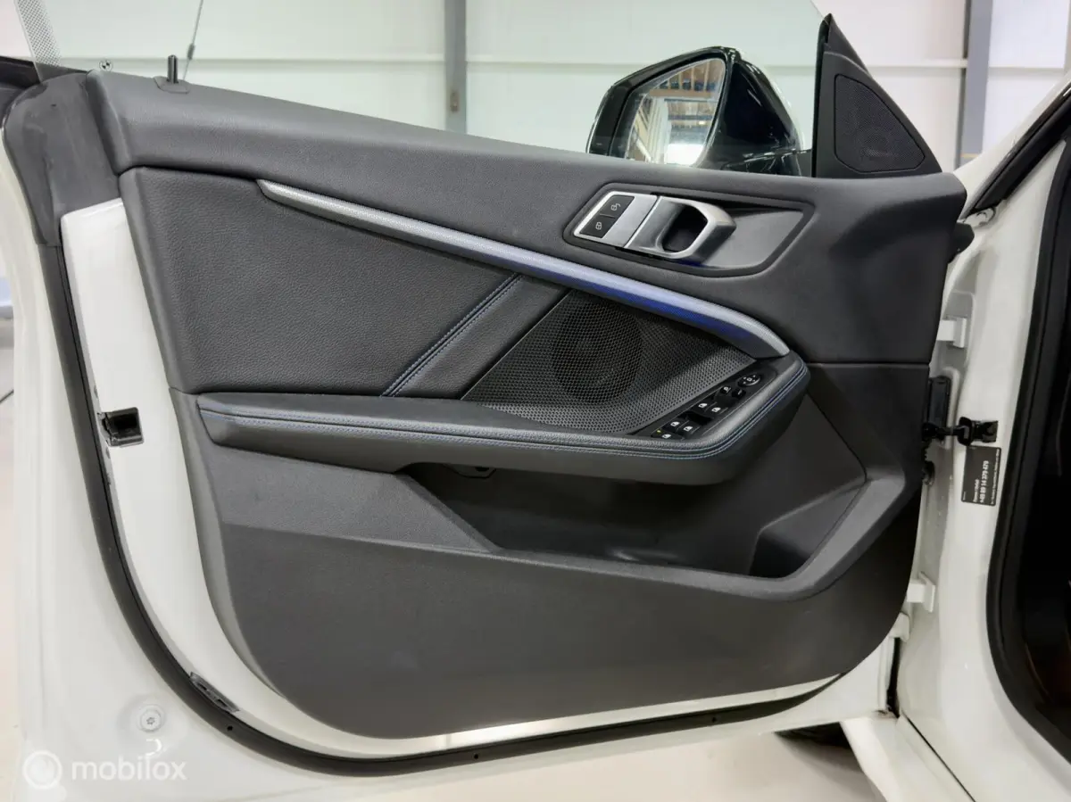 218i M Sport | Pano | HUD | Shadowline | 18" M Velgen | Live Cockpit Pro | Stoelverwarming | Camera | Driving Assist