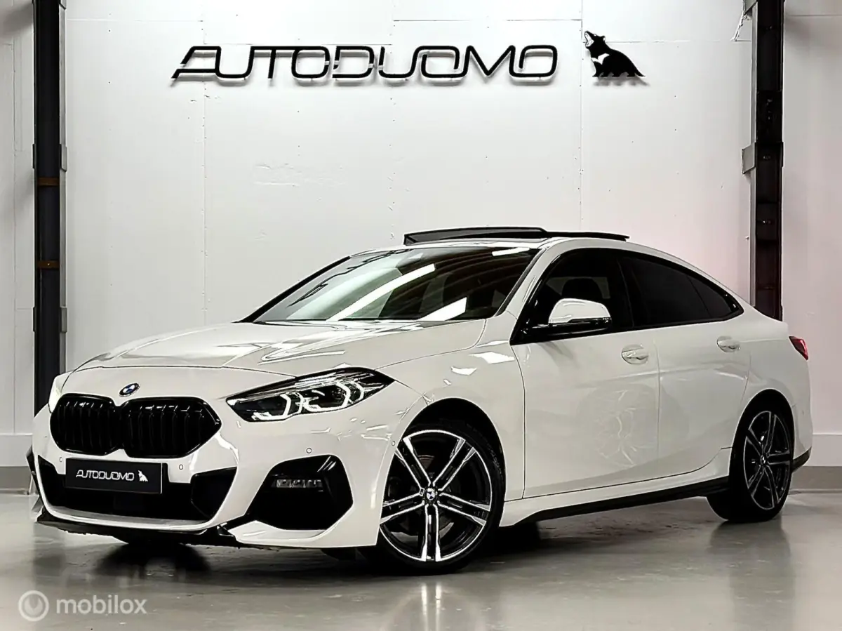 218i M Sport | Pano | HUD | Shadowline | 18" M Velgen | Live Cockpit Pro | Stoelverwarming | Camera | Driving Assist
