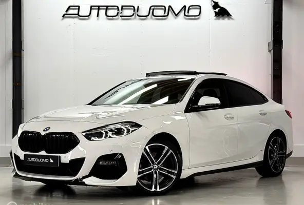 218i M Sport | Pano | HUD | Shadowline | 18" M Velgen | Live Cockpit Pro | Stoelverwarming | Camera | Driving Assist