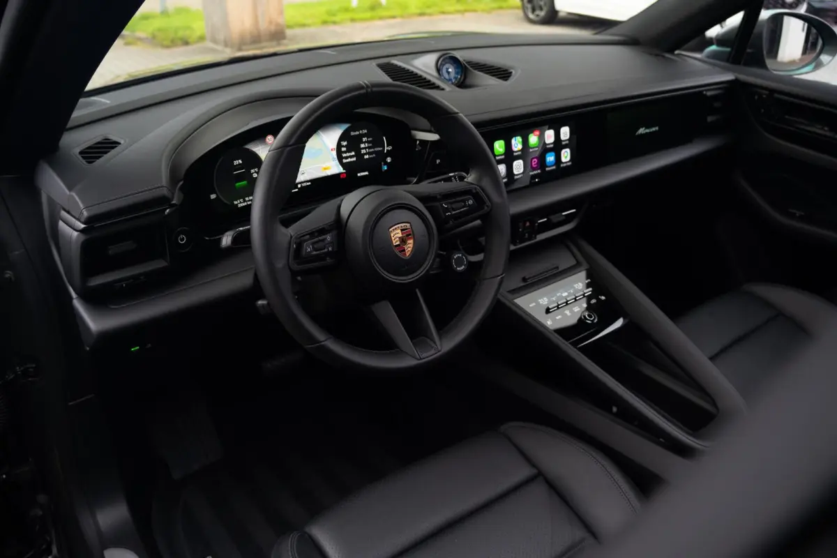 4 100 kWh|1e Eig|Org NL NAP|Achterasbesturing|Trekhaak|Panoramadak|Head Up|Chrono|Aventuringroen|Matrix|BOSE|Luchtvering|Dealer Onderhouden