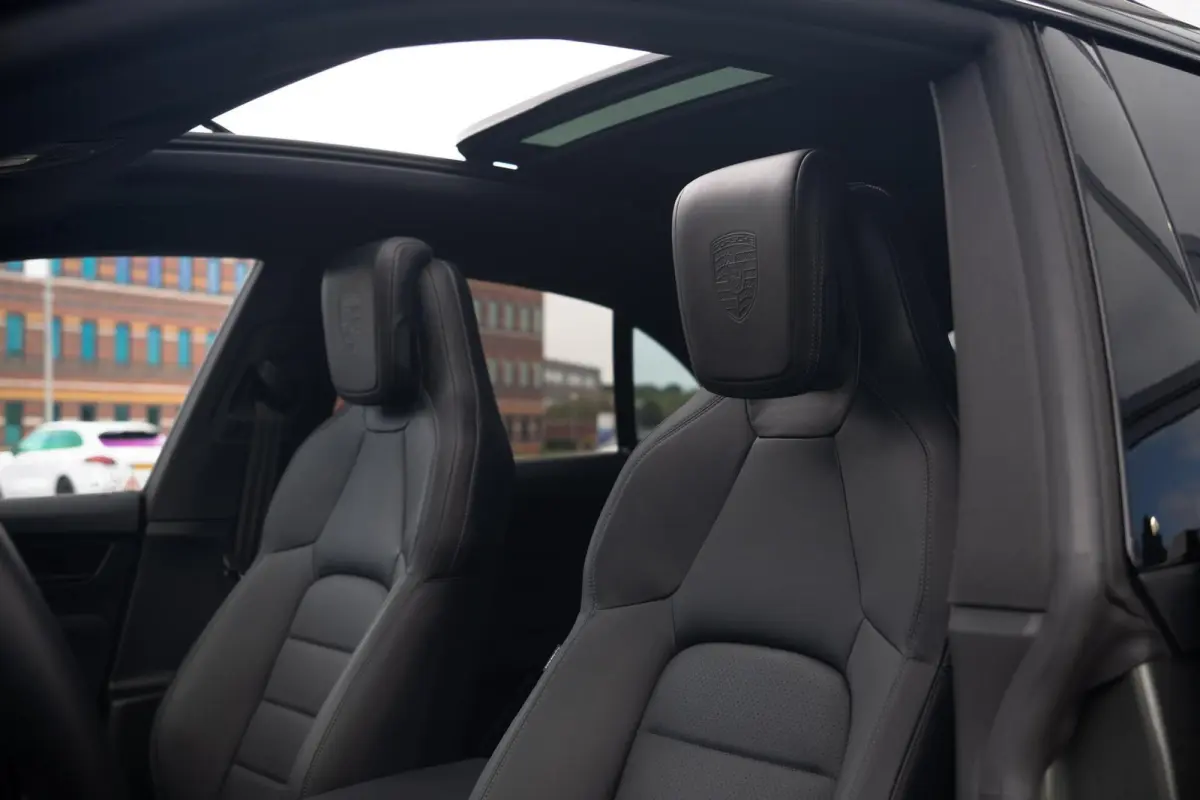 4 100 kWh|1e Eig|Org NL NAP|Achterasbesturing|Trekhaak|Panoramadak|Head Up|Chrono|Aventuringroen|Matrix|BOSE|Luchtvering|Dealer Onderhouden