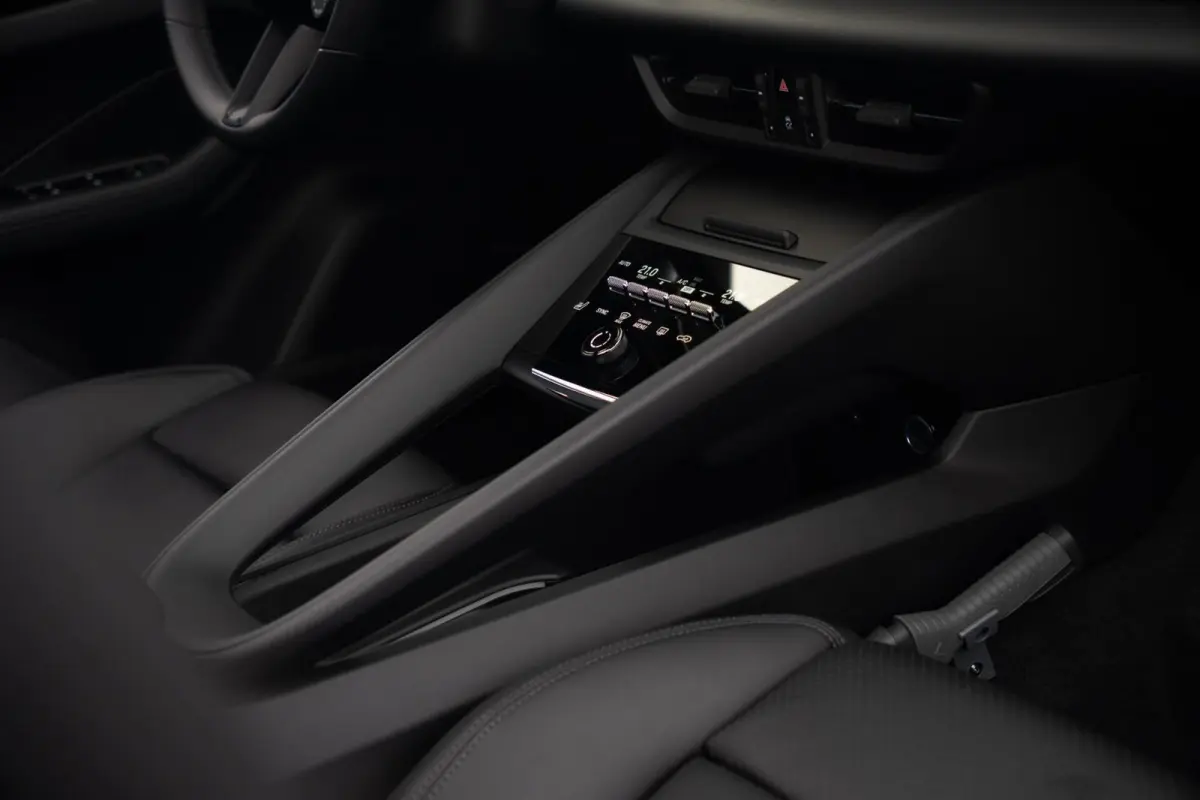 4 100 kWh|1e Eig|Org NL NAP|Achterasbesturing|Trekhaak|Panoramadak|Head Up|Chrono|Aventuringroen|Matrix|BOSE|Luchtvering|Dealer Onderhouden