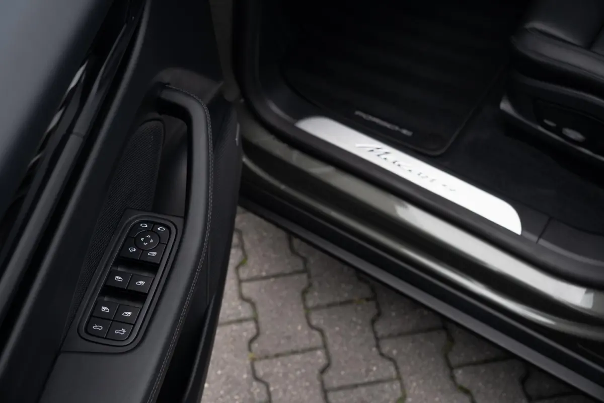 4 100 kWh|1e Eig|Org NL NAP|Achterasbesturing|Trekhaak|Panoramadak|Head Up|Chrono|Aventuringroen|Matrix|BOSE|Luchtvering|Dealer Onderhouden