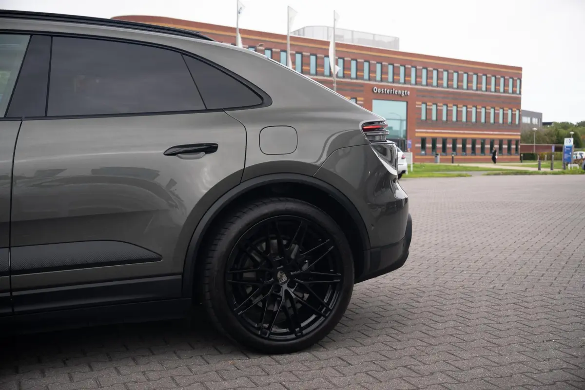 4 100 kWh|1e Eig|Org NL NAP|Achterasbesturing|Trekhaak|Panoramadak|Head Up|Chrono|Aventuringroen|Matrix|BOSE|Luchtvering|Dealer Onderhouden