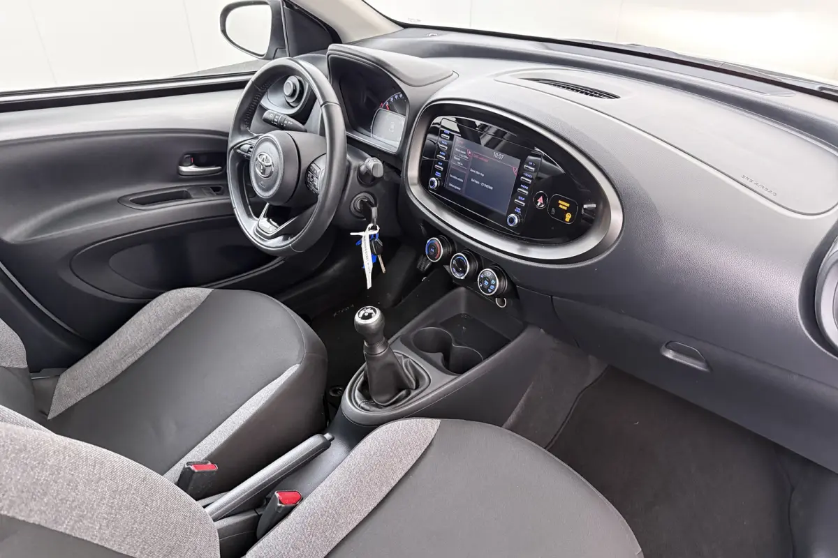 1.0 VVT-i MT Play Adapt. Cruise Carplay Camera