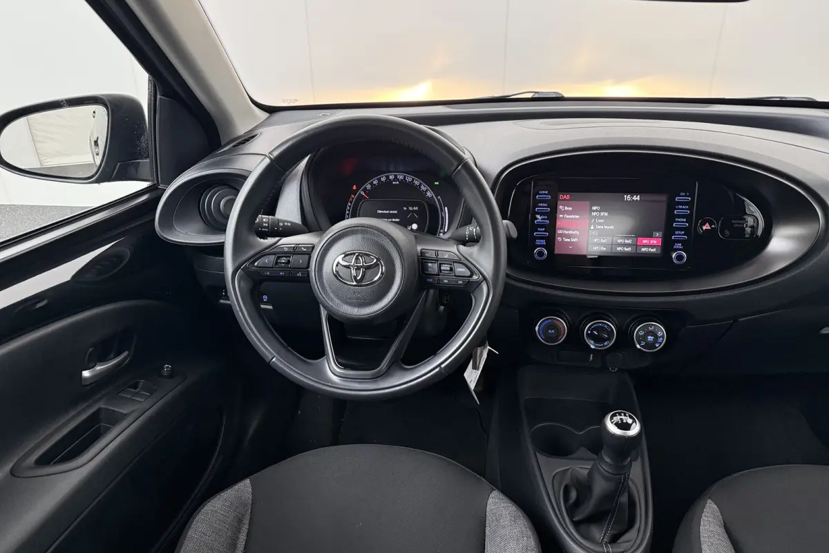 1.0 VVT-i MT Play Carplay Adapt. Cruise Camera