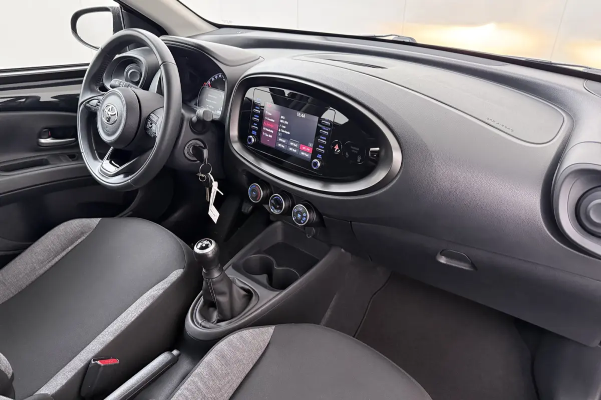 1.0 VVT-i MT Play Carplay Adapt. Cruise Camera