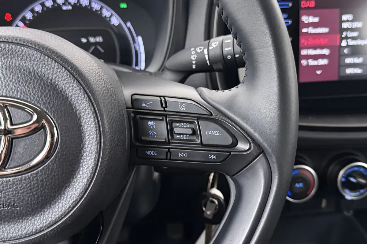 1.0 VVT-i MT Play Carplay Adapt. Cruise Camera