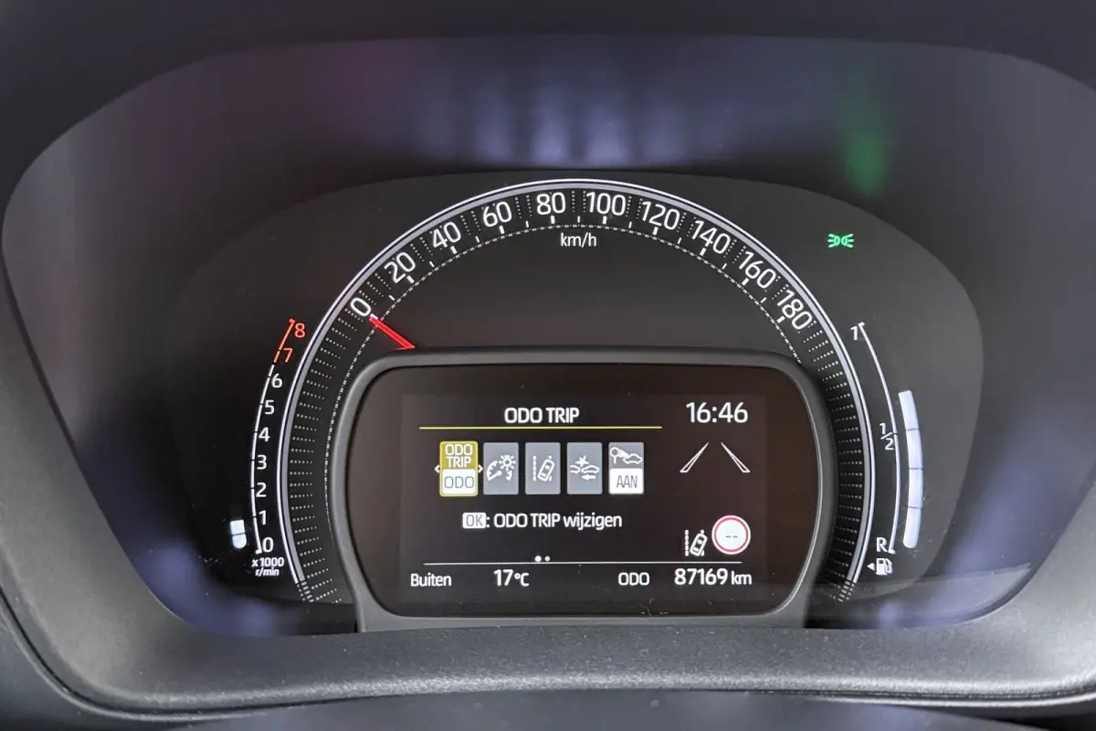 1.0 VVT-i MT Play Carplay Adapt. Cruise Camera