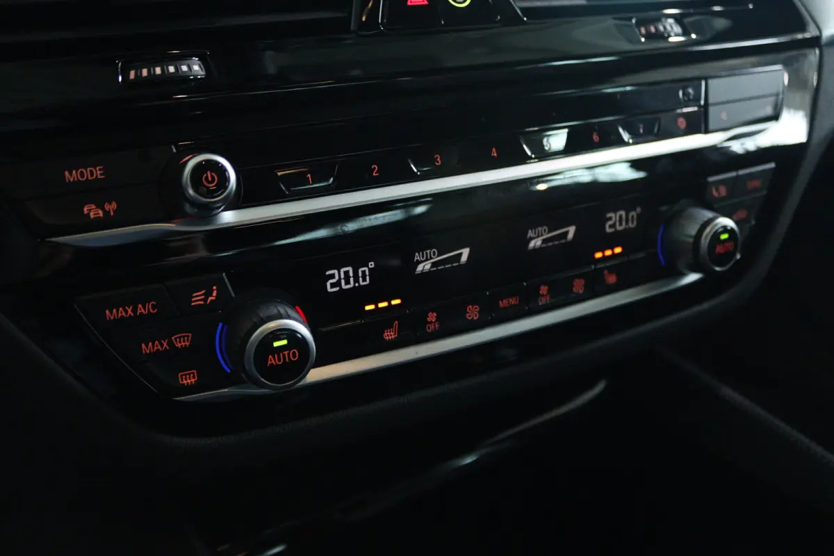 530e M-Sport Business Edition Plus | SoH 92% | Laser | Head-up | Schuifdak | Memory | Camera | Stoelverwarming | Carplay | Navi | Climate