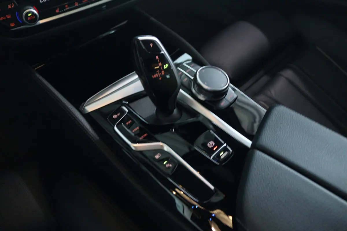 530e M-Sport Business Edition Plus | SoH 92% | Laser | Head-up | Schuifdak | Memory | Camera | Stoelverwarming | Carplay | Navi | Climate