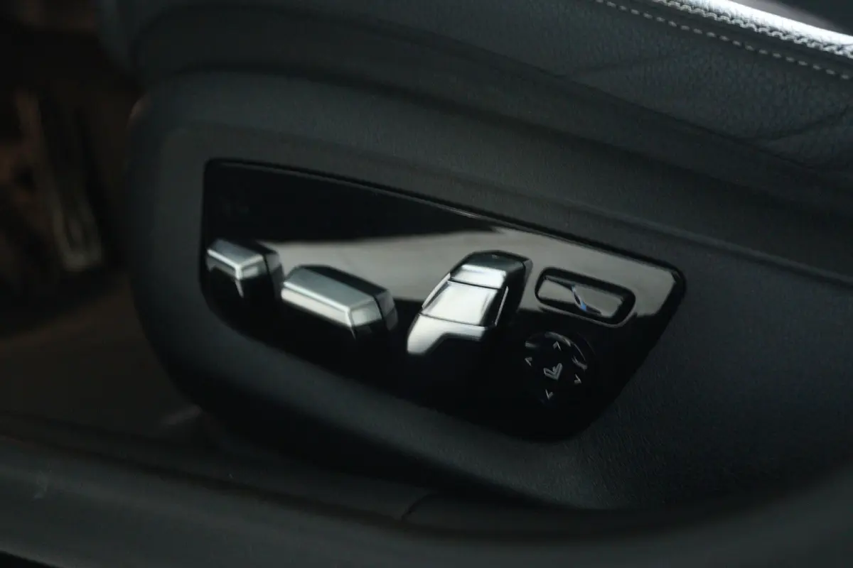 530e M-Sport Business Edition Plus | SoH 92% | Laser | Head-up | Schuifdak | Memory | Camera | Stoelverwarming | Carplay | Navi | Climate