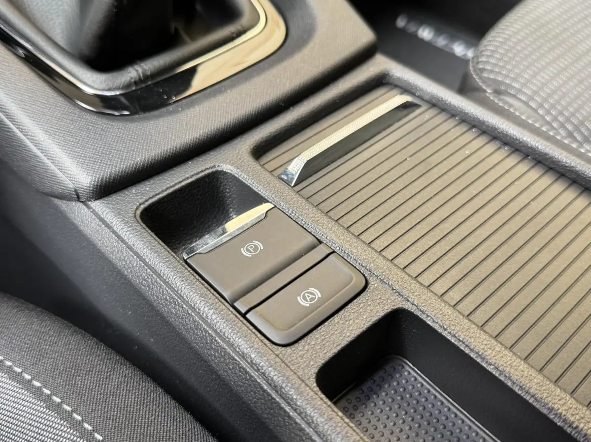 1.0 TSI Business Edition Apple CarPlay/Android Auto | Cruise & climate control | Elektrisch bedienbare achterklep | LED verlichting | Sfeerverlichting | Parkeersensoren voor en achter | Trek
