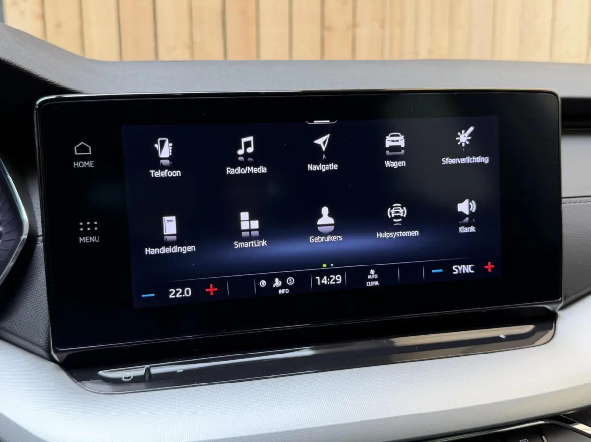 1.0 TSI Business Edition Apple CarPlay/Android Auto | Cruise & climate control | Elektrisch bedienbare achterklep | LED verlichting | Sfeerverlichting | Parkeersensoren voor en achter | Trek