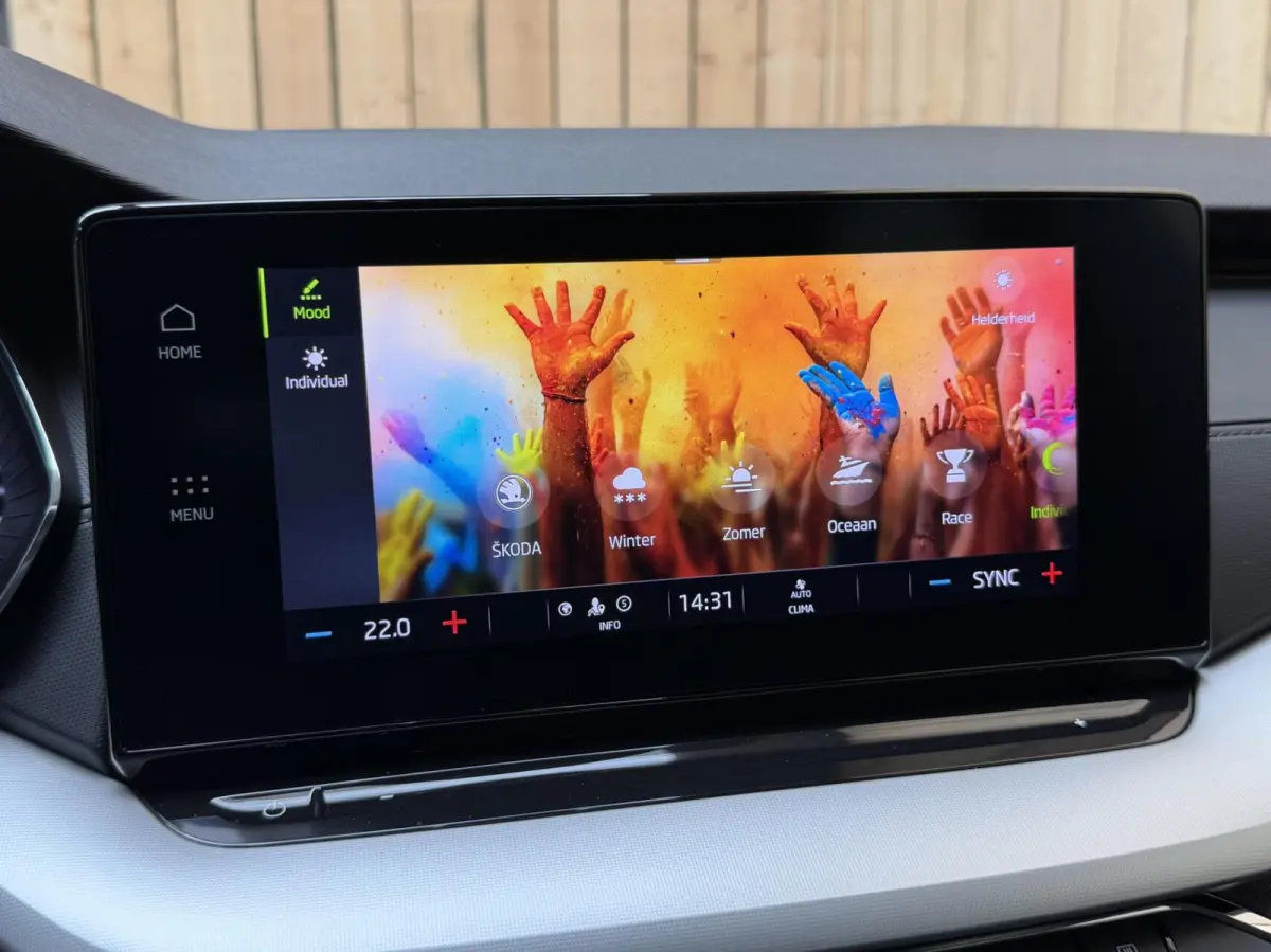1.0 TSI Business Edition Apple CarPlay/Android Auto | Cruise & climate control | Elektrisch bedienbare achterklep | LED verlichting | Sfeerverlichting | Parkeersensoren voor en achter | Trek