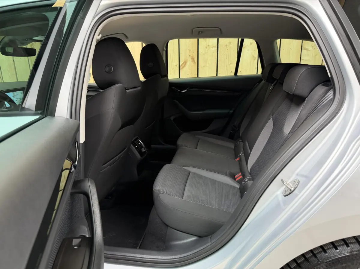 1.0 TSI Business Edition Apple CarPlay/Android Auto | Cruise & climate control | Elektrisch bedienbare achterklep | LED verlichting | Sfeerverlichting | Parkeersensoren voor en achter | Trek