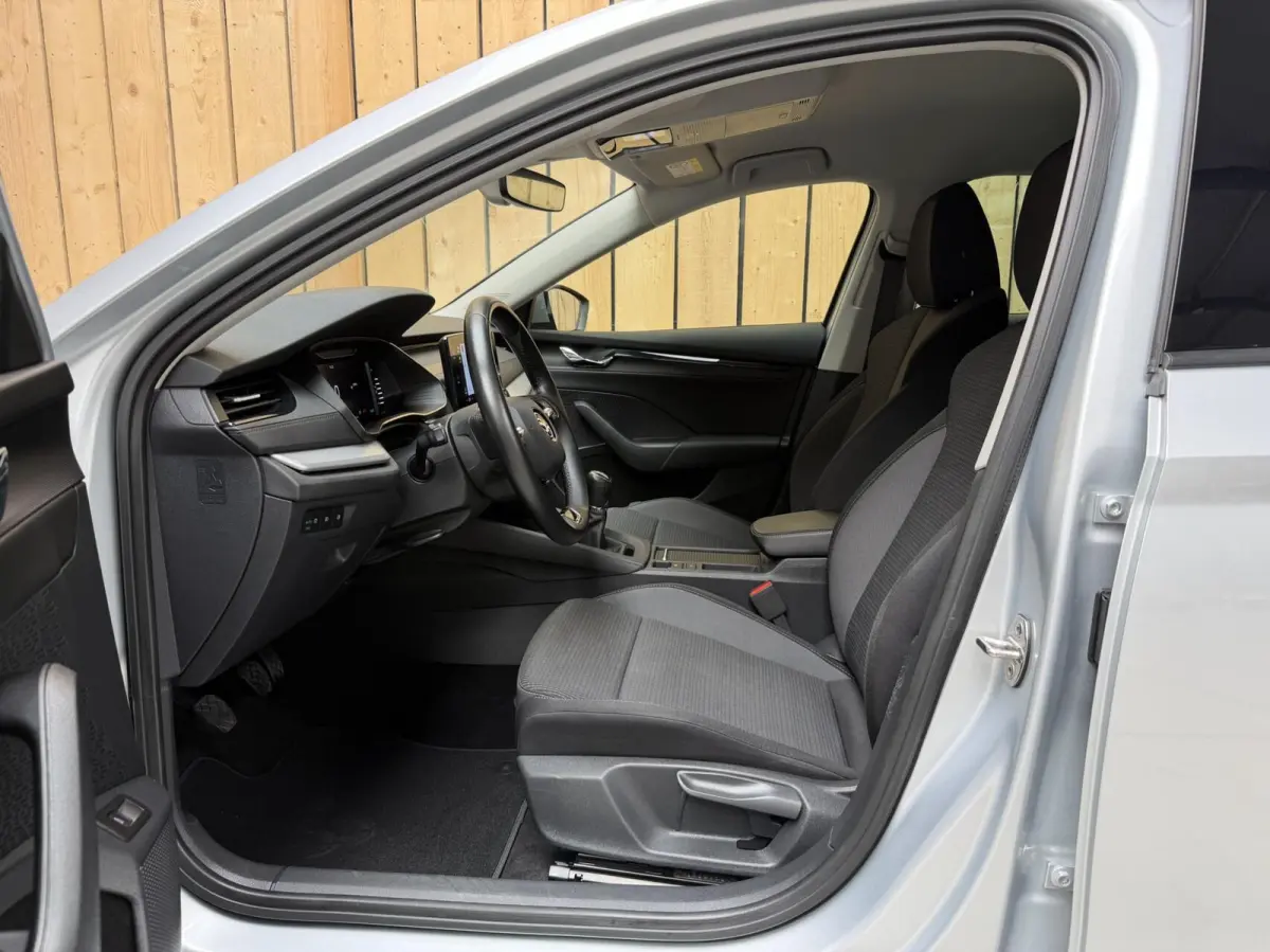 1.0 TSI Business Edition Apple CarPlay/Android Auto | Cruise & climate control | Elektrisch bedienbare achterklep | LED verlichting | Sfeerverlichting | Parkeersensoren voor en achter | Trek