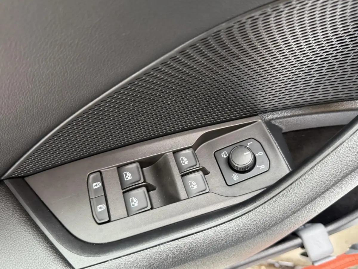 1.0 TSI Business Edition Apple CarPlay/Android Auto | Cruise & climate control | Elektrisch bedienbare achterklep | LED verlichting | Sfeerverlichting | Parkeersensoren voor en achter | Trek